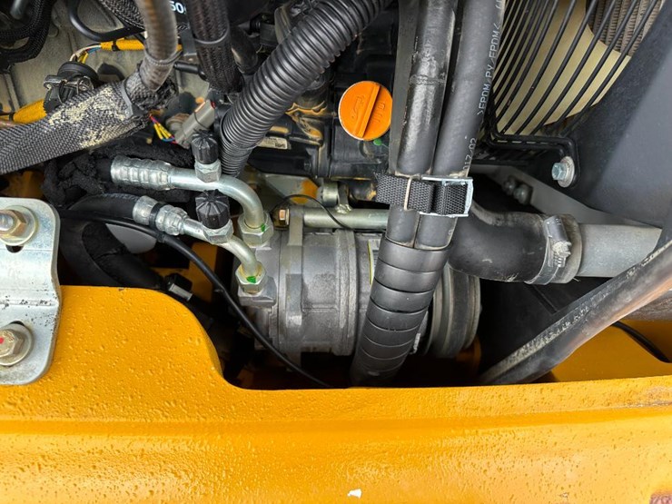 2017-deere-304l-image-47