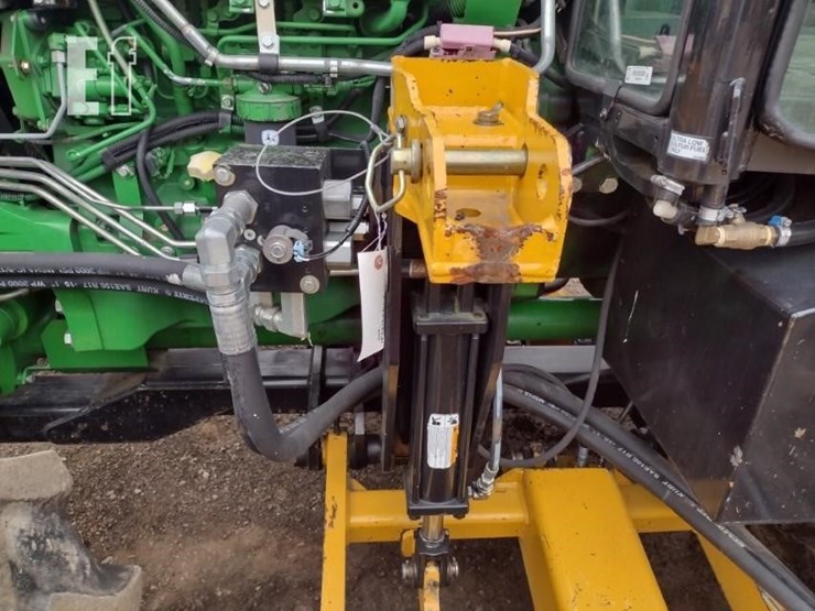 2015-john-deere-6105d-image-32