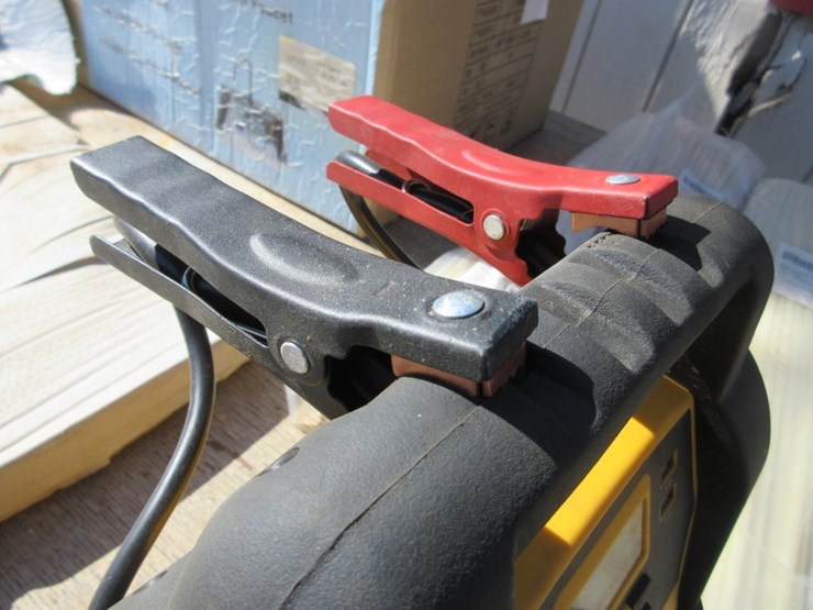 dewalt-1400-amp-portable-batter-jumpbox-image-3
