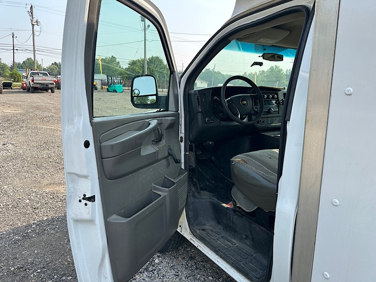 2015-chevrolet-express-box-van-image-9