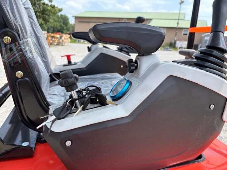 tpm-16-mini-excavator-image-8