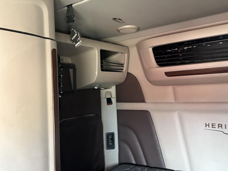 2020-peterbilt-567-image-39