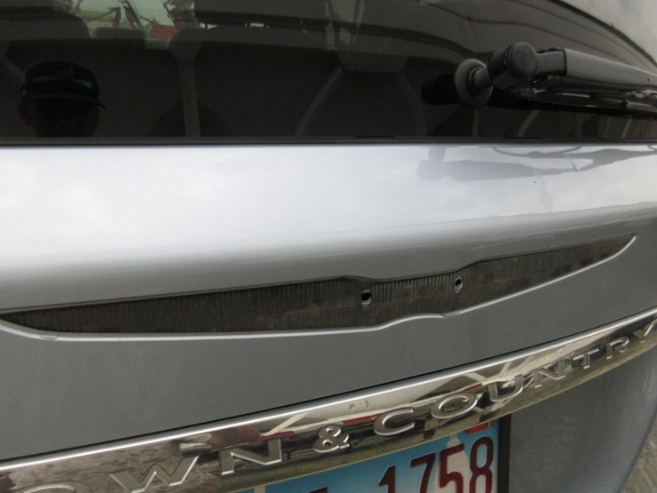 2016-chrysler-town-&-country-image-4