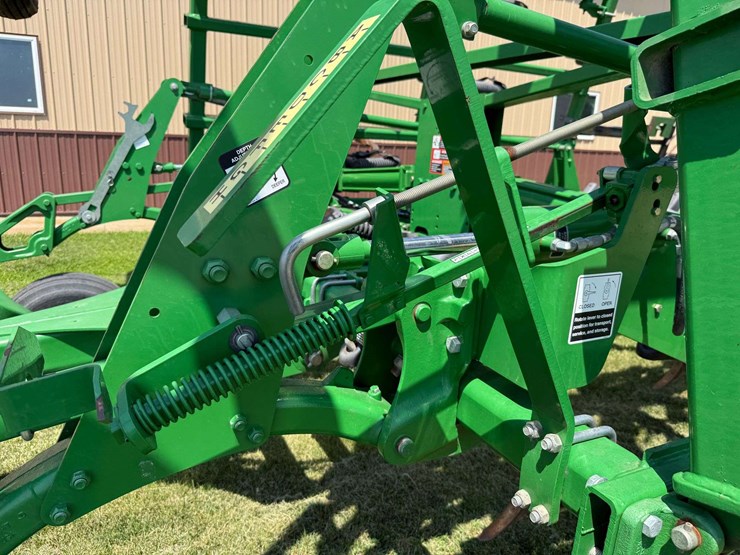 2011-john-deere-2410-image-46