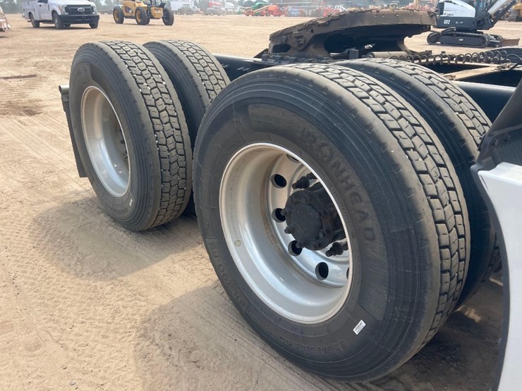 2012-volvo-dbl-sleeper-road-tractor-image-22