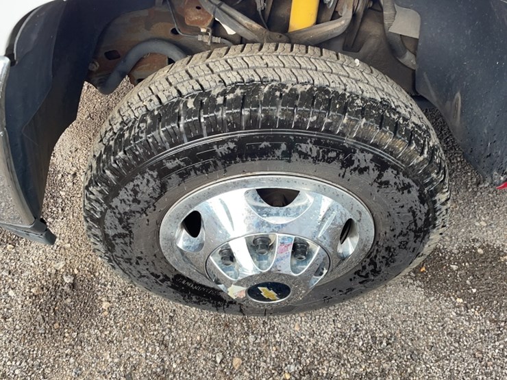 2011-chevrolet-3500-image-12