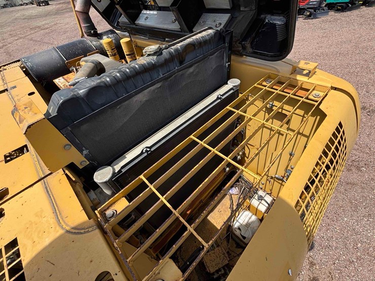 caterpillar-322cl-image-21