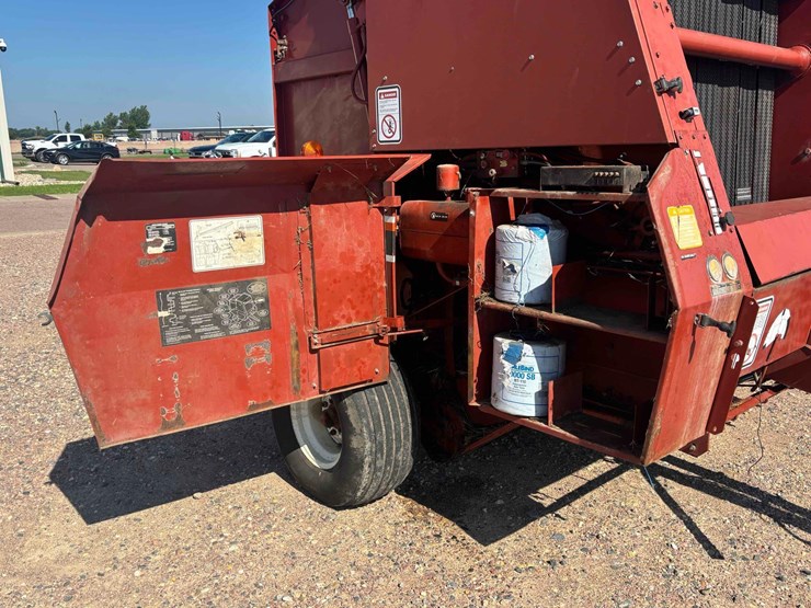 hesston-560-image-14
