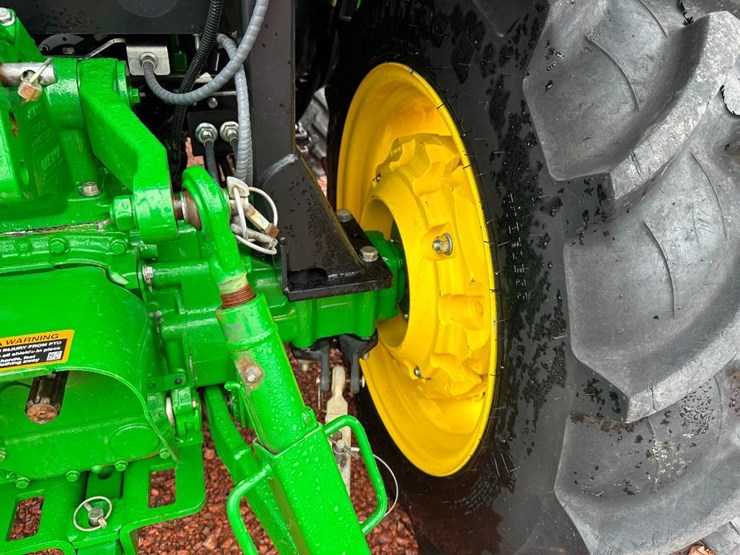 2022-john-deere-3046r-image-32
