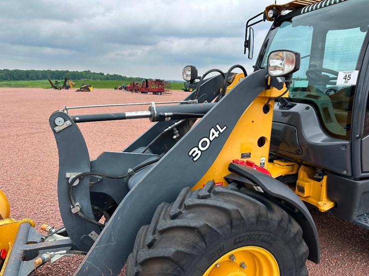 2017-deere-304l-image-32