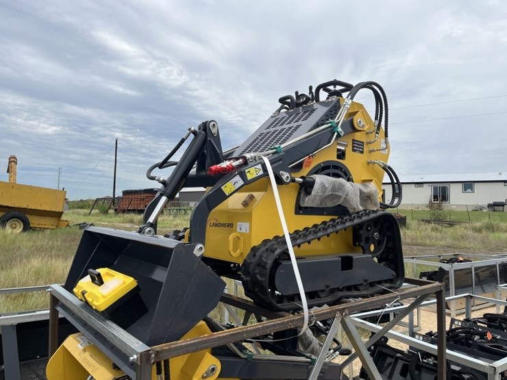 land-hero-mini-skid-steer-image-1