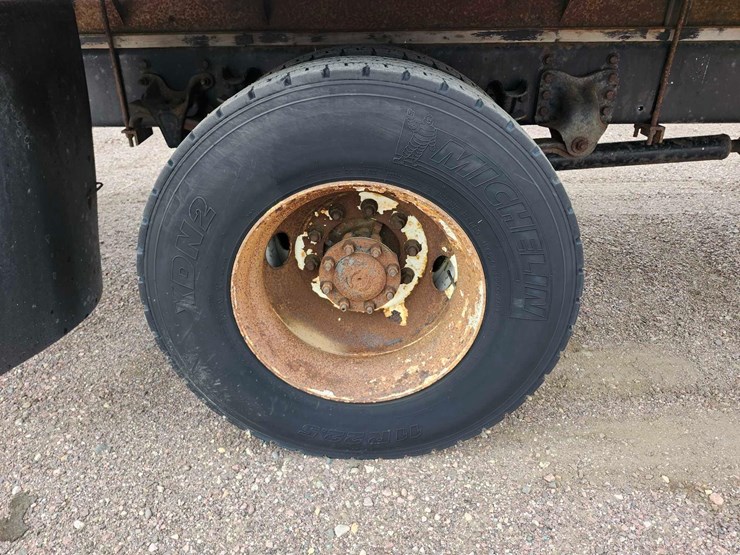 2004-freightliner-m2-chassis-image-19