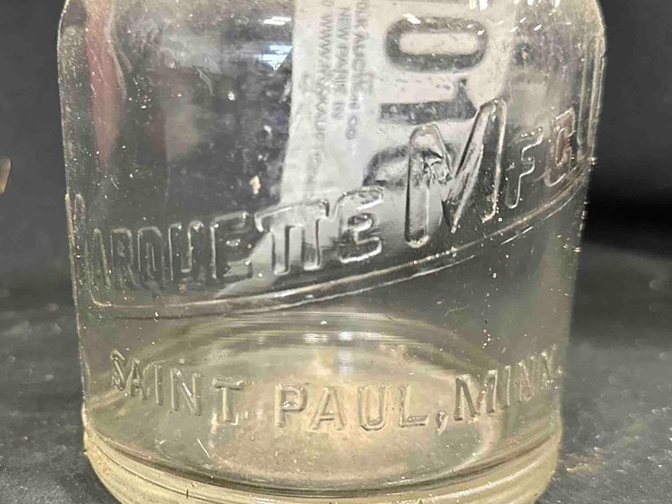 1016---marquette-quart-oil-bottle-image-2