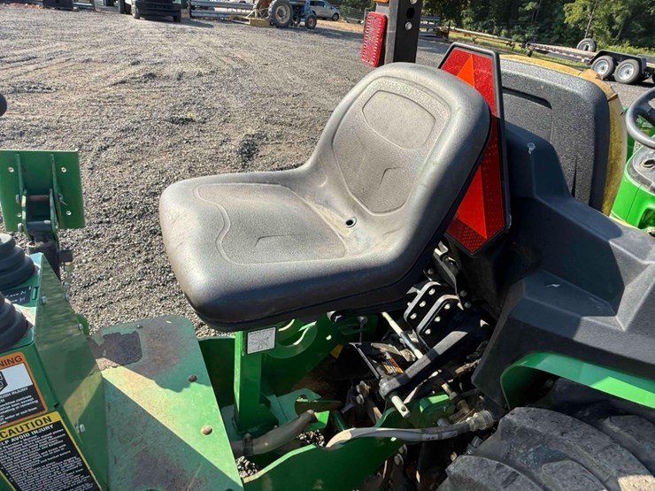 2020-john-deere-3032e-image-21