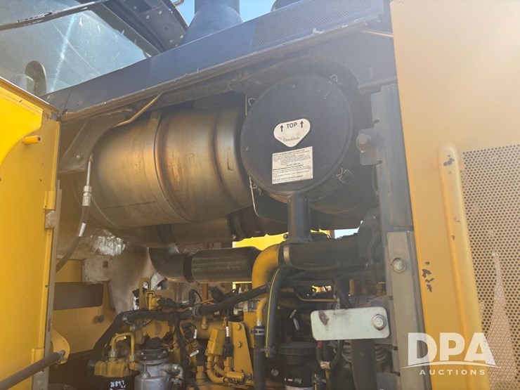 2015-deere-624k-image-31