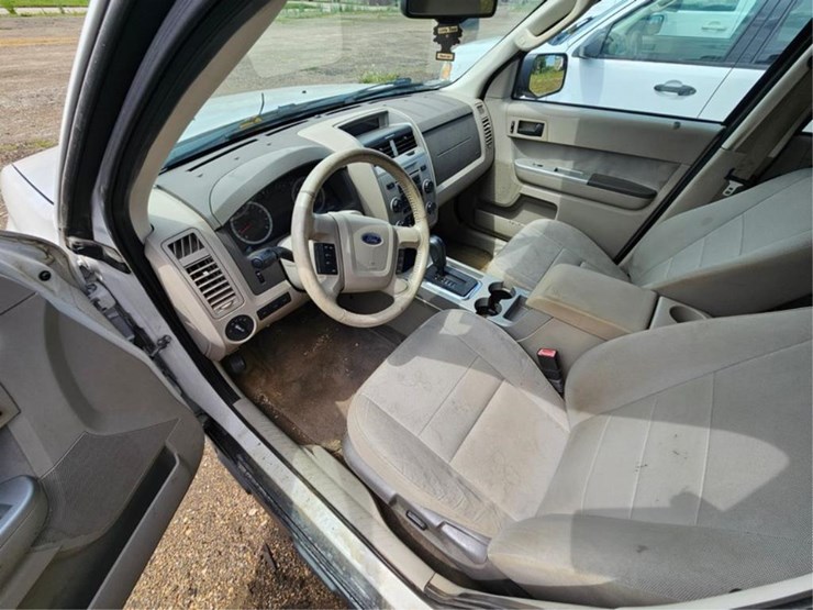 2011-ford-escape-image-12