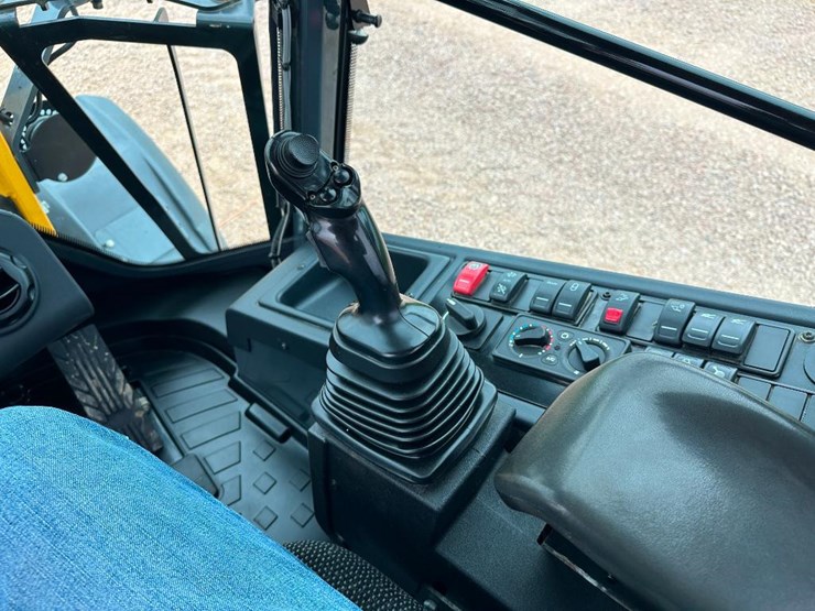 2019-deere-244l-image-55