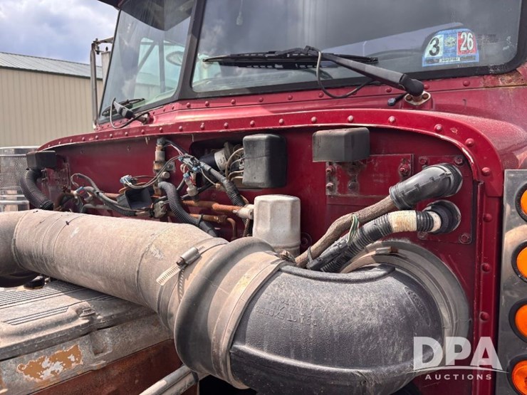 2000-peterbilt-379-image-65