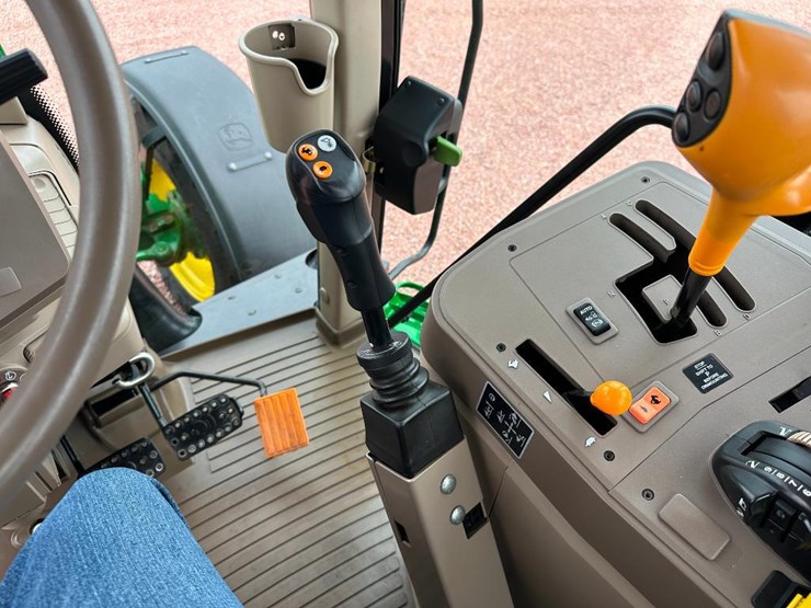 2014-john-deere-6115m-image-55