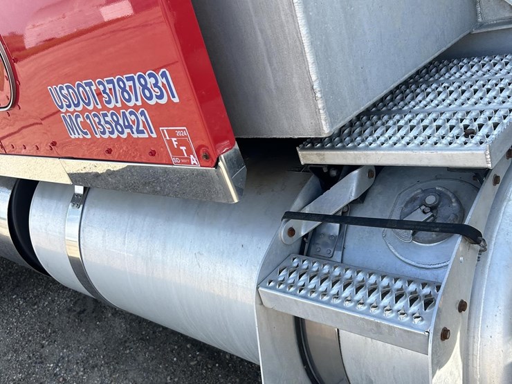 2020-peterbilt-567-image-13