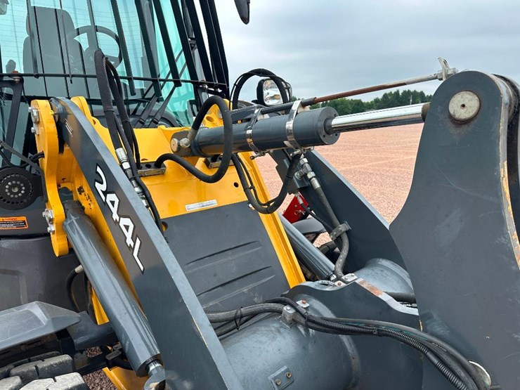 2019-deere-244l-image-39