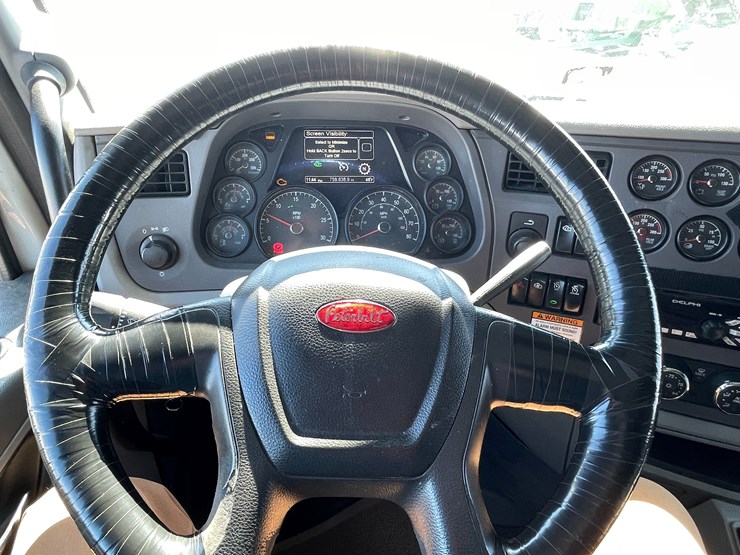 2015-peterbilt-579-image-40