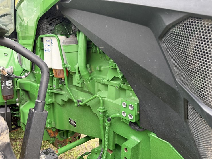 2021-john-deere-8r-230-image-11