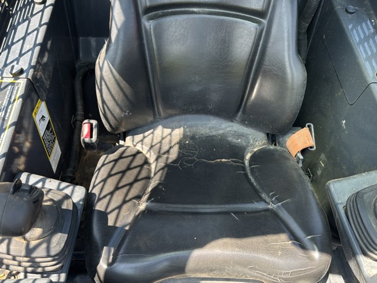 2019-deere-330g-image-25