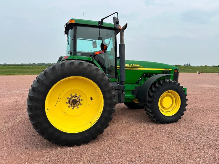 john-deere-8210-image-4