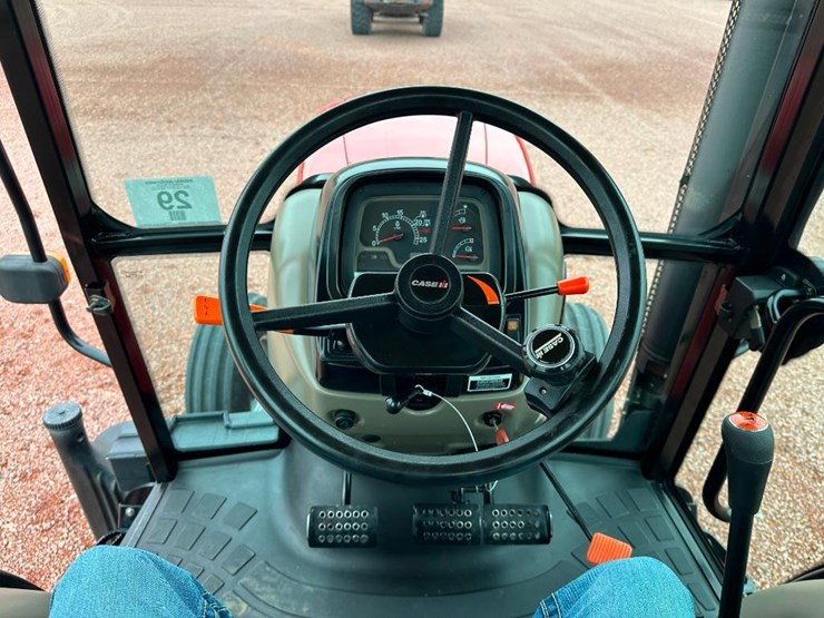2015-case-ih-farmall-125a-image-44