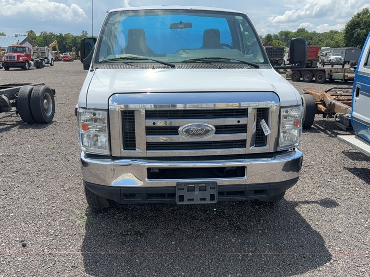 2014-ford-e450-image-2