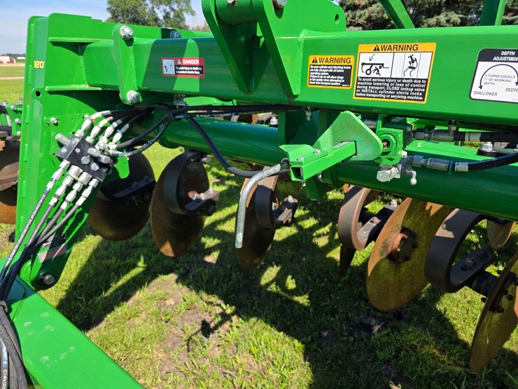 2016-john-deere-18-image-26
