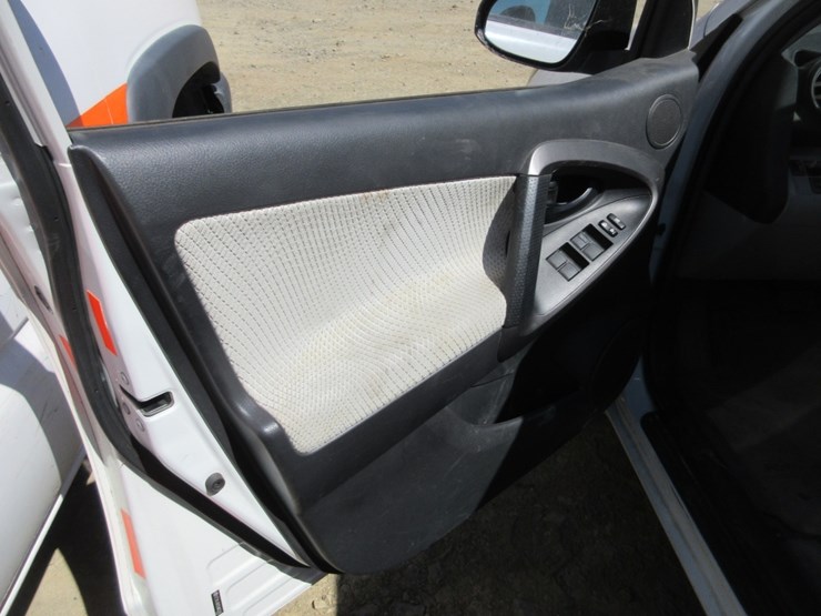 2014-toyota-rav4-image-10