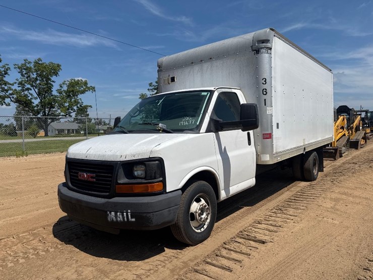 2012-gmc-savana-box-truck-image-2