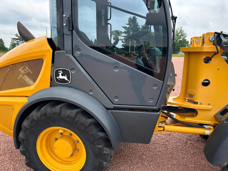 2017-deere-304l-image-23