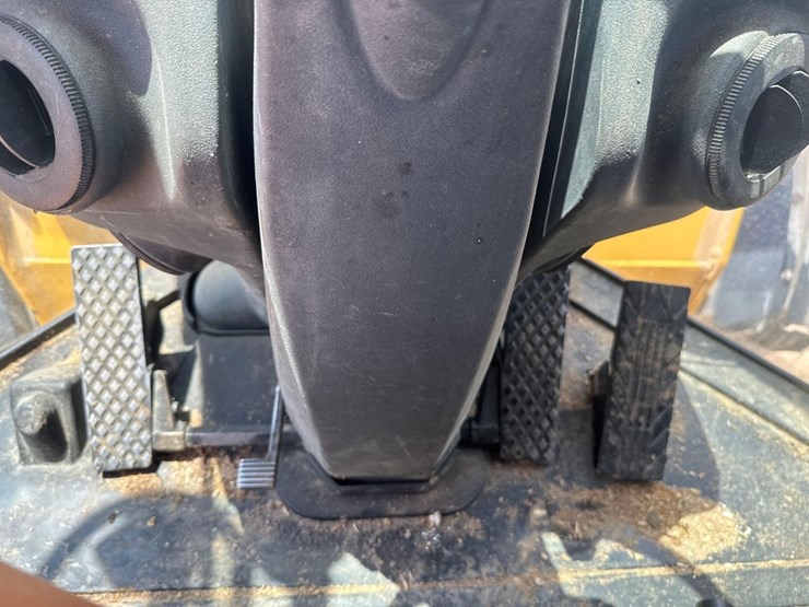 2015-deere-744k-image-29