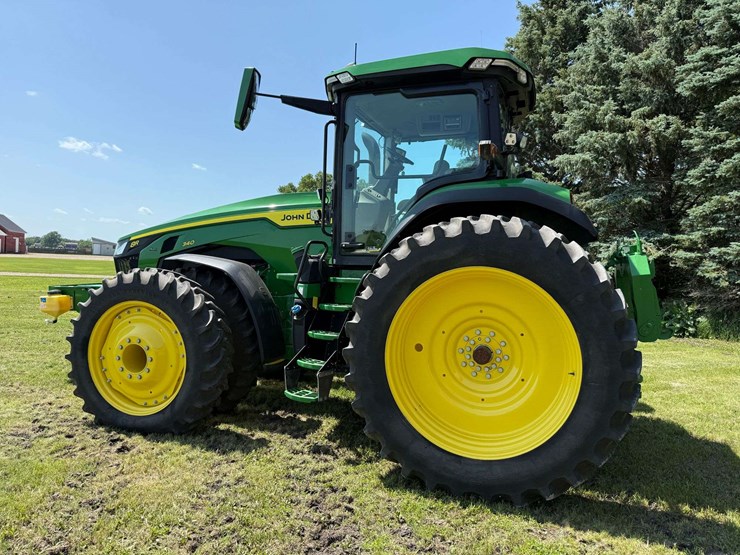 2021-john-deere-8r-340-image-17