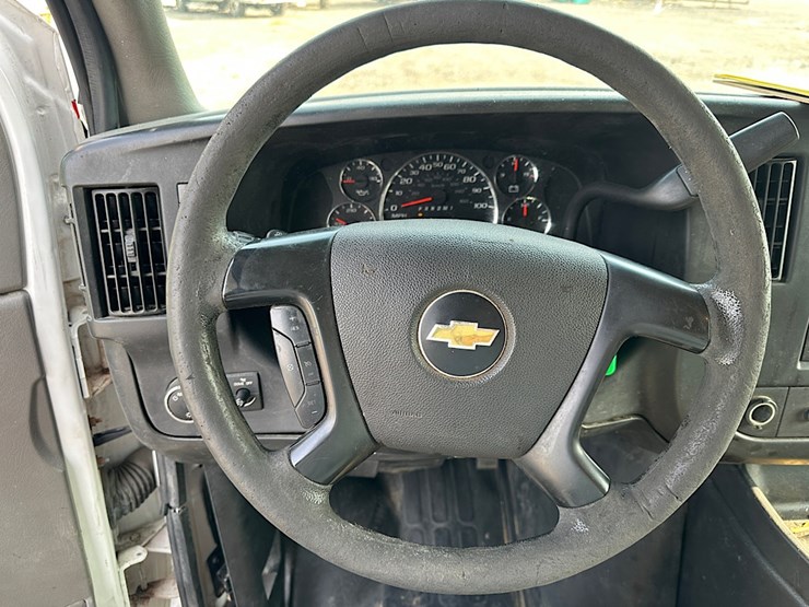 2015-chevrolet-express-box-van-image-12