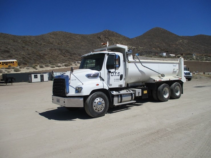 2014-freightliner-114sd-image-1