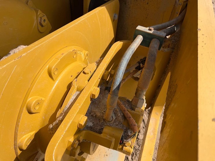 2022-caterpillar-cs54b-image-10