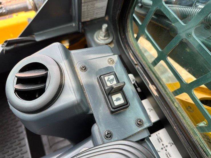 2023-deere-317g-image-44