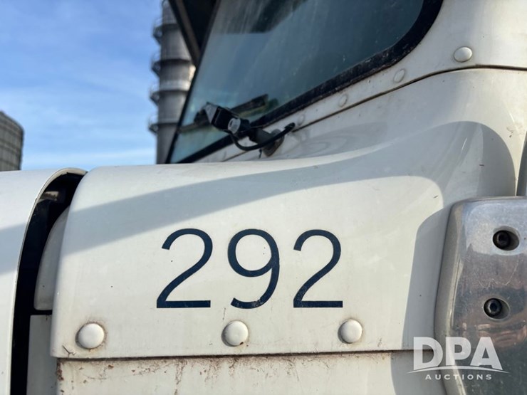 2013-peterbilt-337-image-24