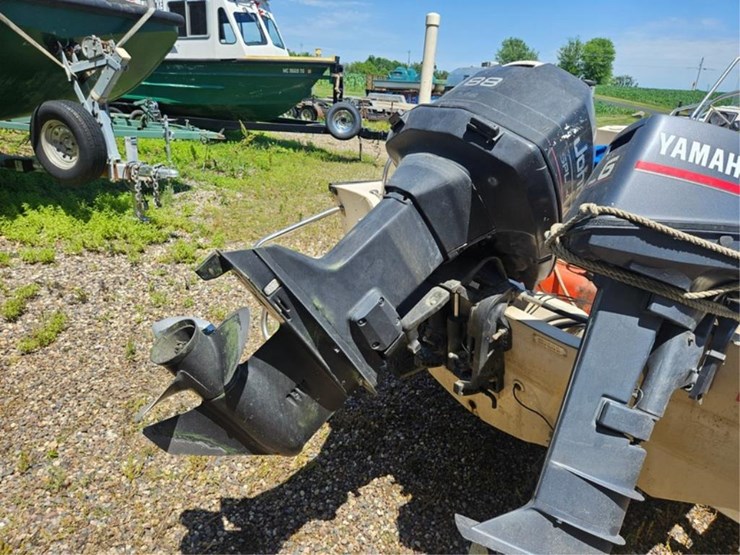 #2545-•-boston-whaler-montauk-17-fiberglass-boat-image-13