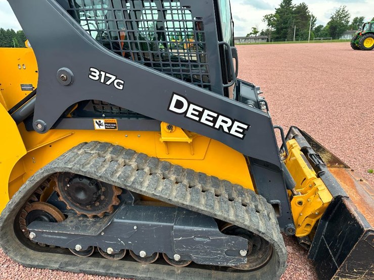 2020-deere-317g-image-26