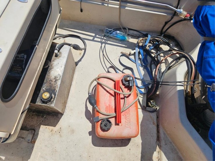 #2545-•-boston-whaler-montauk-17-fiberglass-boat-image-18