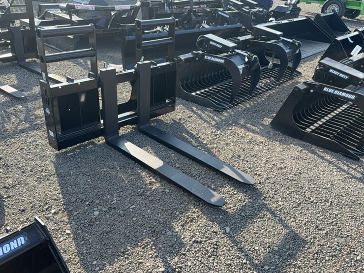 #2070-•-blue-diamond-48"-skid-steer-pallet-forks-image-1