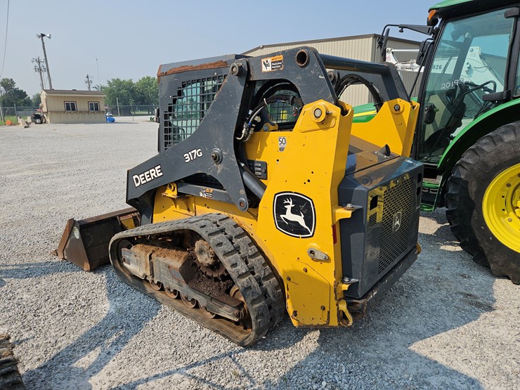 2020-deere-317g-image-16