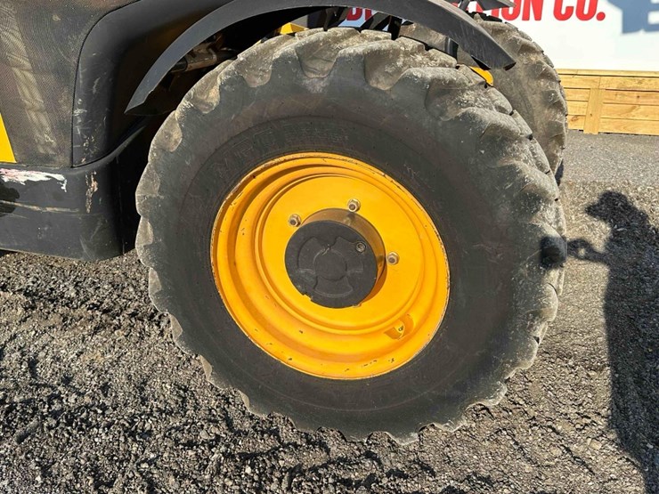 2011-jcb-541-70-image-18