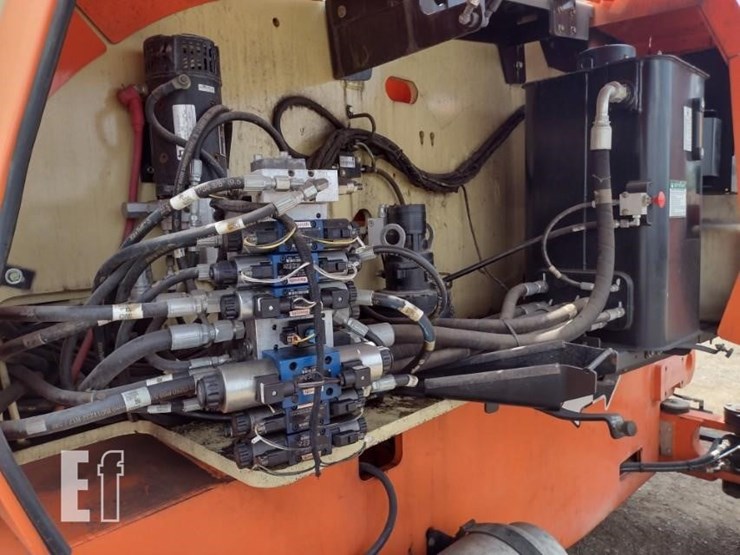 2015-jlg-740aj-image-10