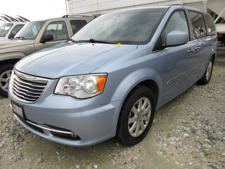 2016-chrysler-town-&-country-image-1